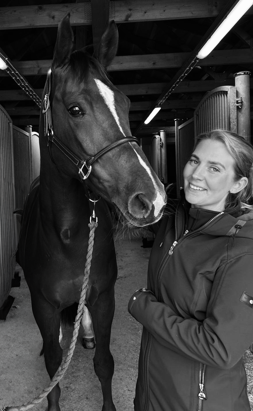 Helena, certifierad equiopat, tillsammans med en häst